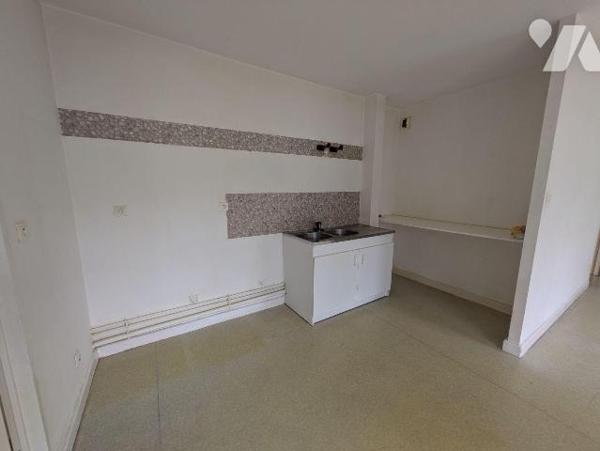 A proximité immédiate de la place dans résidence recherchée pour son calme, appartement à rafra...