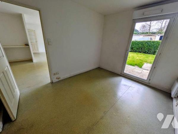 A proximité immédiate de la place dans résidence recherchée pour son calme, appartement à rafra...