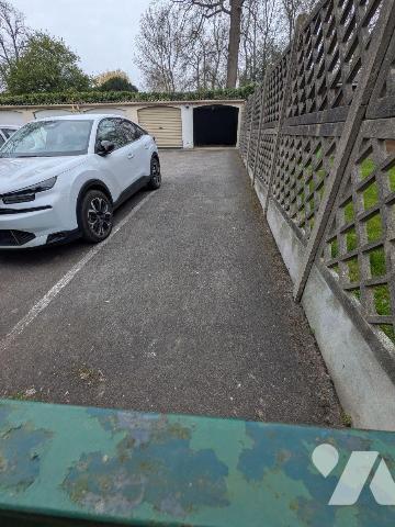 A proximité immédiate de la place dans résidence recherchée pour son calme, appartement à rafra...