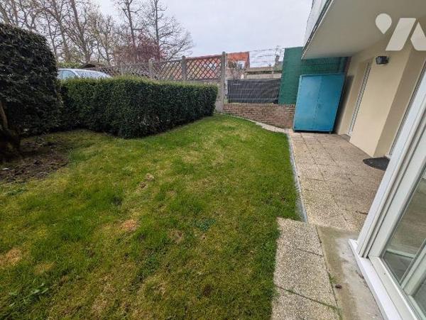 A proximité immédiate de la place dans résidence recherchée pour son calme, appartement à rafra...