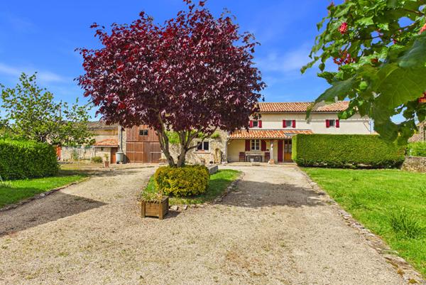 Propriété rénovée de 3 chambres dans un hameau, avec de nombreuses dépendances et de beaux jardins Lezay