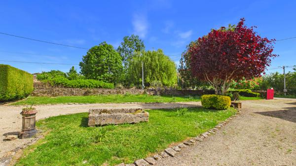 Propriété rénovée de 3 chambres dans un hameau, avec de nombreuses dépendances et de beaux jardins Lezay