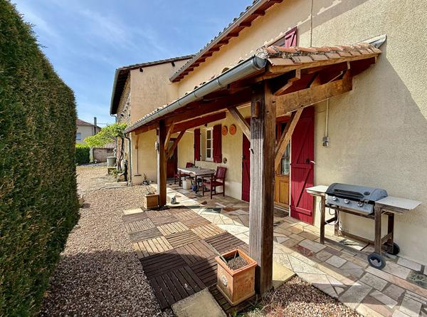 Propriété rénovée de 3 chambres dans un hameau, avec de nombreuses dépendances et de beaux jardins Lezay
