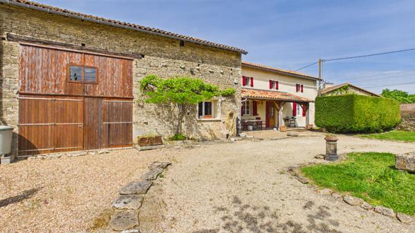 Propriété rénovée de 3 chambres dans un hameau, avec de nombreuses dépendances et de beaux jardins Lezay