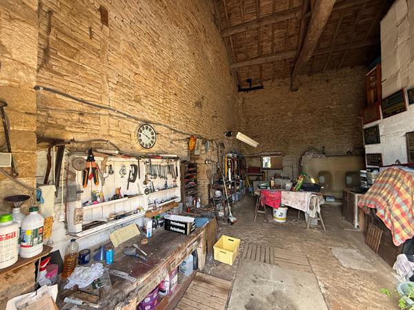 Propriété rénovée de 3 chambres dans un hameau, avec de nombreuses dépendances et de beaux jardins Lezay