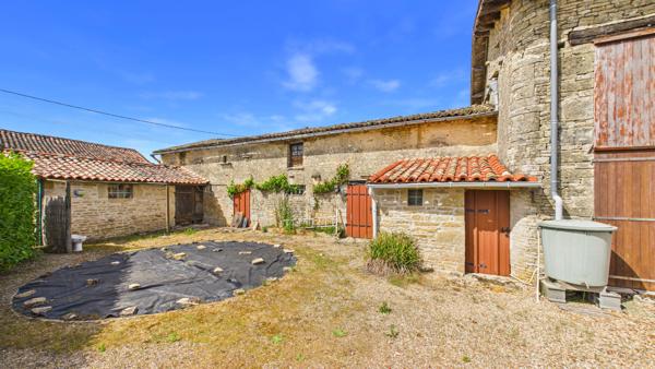 Propriété rénovée de 3 chambres dans un hameau, avec de nombreuses dépendances et de beaux jardins Lezay