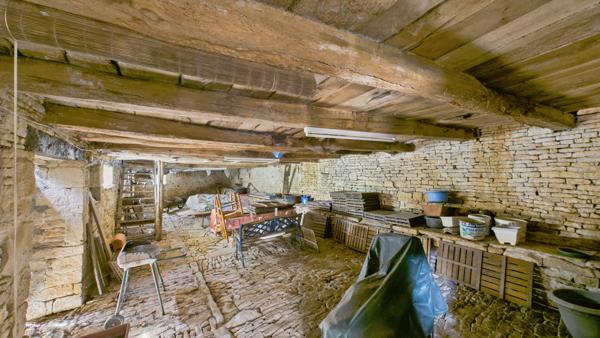 Propriété rénovée de 3 chambres dans un hameau, avec de nombreuses dépendances et de beaux jardins Lezay