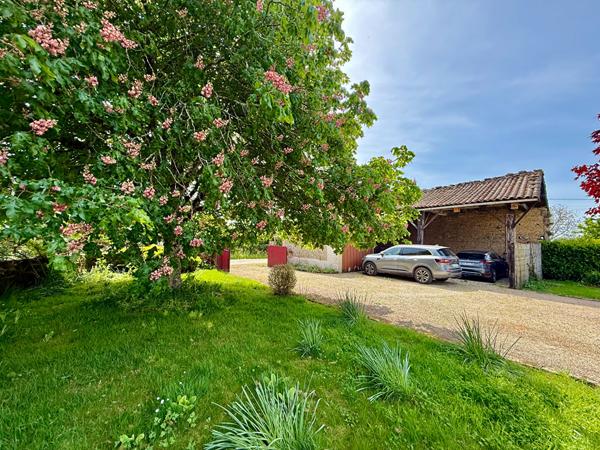 Propriété rénovée de 3 chambres dans un hameau, avec de nombreuses dépendances et de beaux jardins Lezay