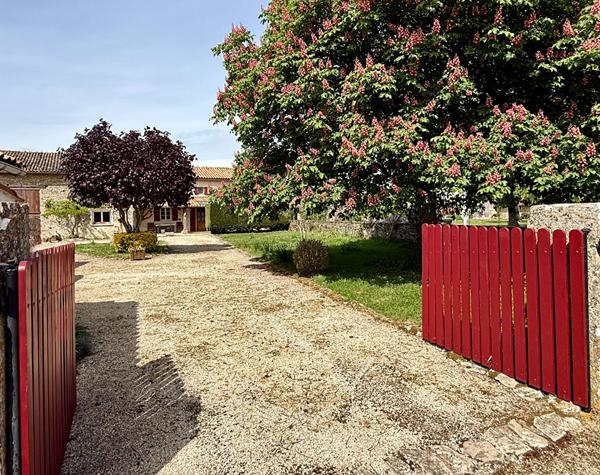 Propriété rénovée de 3 chambres dans un hameau, avec de nombreuses dépendances et de beaux jardins Lezay