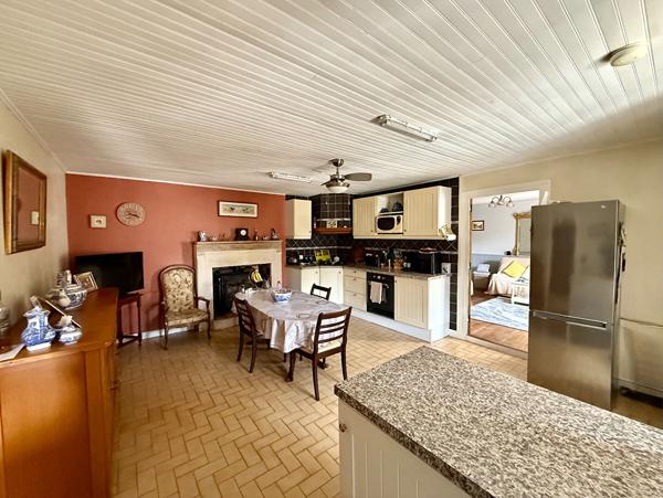 Propriété rénovée de 3 chambres dans un hameau, avec de nombreuses dépendances et de beaux jardins Lezay
