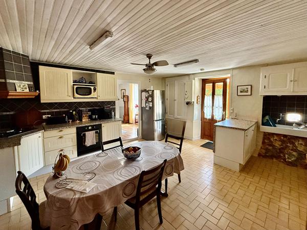 Propriété rénovée de 3 chambres dans un hameau, avec de nombreuses dépendances et de beaux jardins Lezay