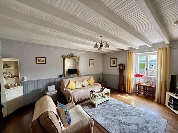 Propriété rénovée de 3 chambres dans un hameau, avec de nombreuses dépendances et de beaux jardins Lezay