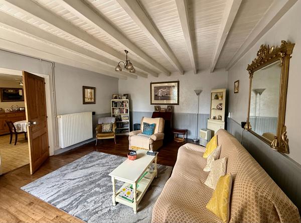 Propriété rénovée de 3 chambres dans un hameau, avec de nombreuses dépendances et de beaux jardins Lezay