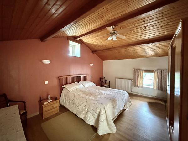 Propriété rénovée de 3 chambres dans un hameau, avec de nombreuses dépendances et de beaux jardins Lezay