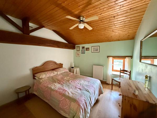 Propriété rénovée de 3 chambres dans un hameau, avec de nombreuses dépendances et de beaux jardins Lezay