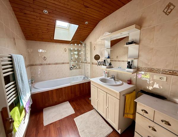 Propriété rénovée de 3 chambres dans un hameau, avec de nombreuses dépendances et de beaux jardins Lezay