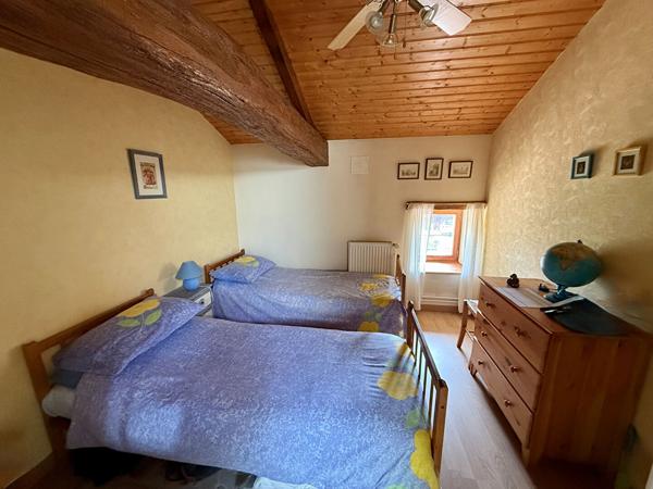 Propriété rénovée de 3 chambres dans un hameau, avec de nombreuses dépendances et de beaux jardins Lezay