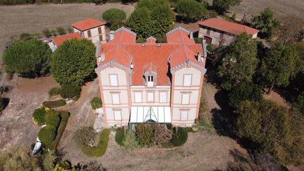 Magnifique domaine de caractère à 15 km de Cordes sur Ciel et 26 km d'Albi– Sur plus de 6 hectares.