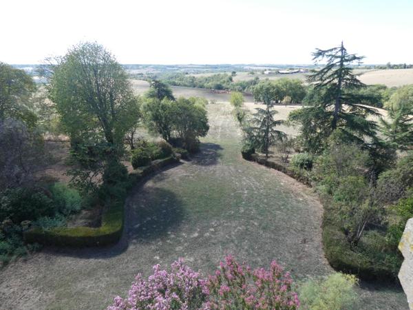 Magnifique domaine de caractère à 15 km de Cordes sur Ciel et 26 km d'Albi– Sur plus de 6 hectares.