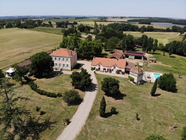 Élégant Domaine Équestre avec Maison de Maître, Deux Gîtes et 14 Hectares