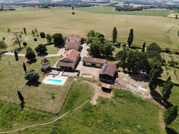Élégant Domaine Équestre avec Maison de Maître, Deux Gîtes et 14 Hectares