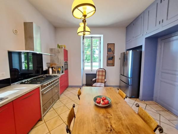 Élégant Domaine Équestre avec Maison de Maître, Deux Gîtes et 14 Hectares