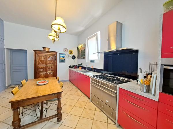 Élégant Domaine Équestre avec Maison de Maître, Deux Gîtes et 14 Hectares