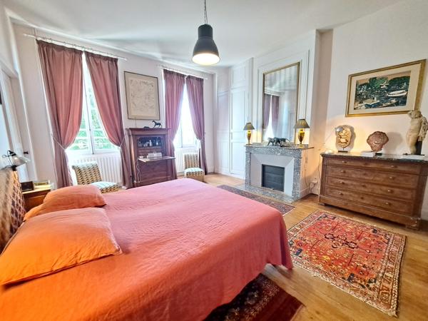 Élégant Domaine Équestre avec Maison de Maître, Deux Gîtes et 14 Hectares