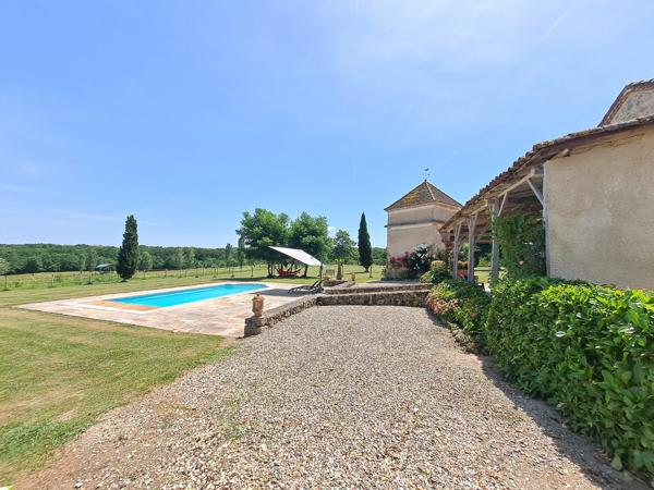 Élégant Domaine Équestre avec Maison de Maître, Deux Gîtes et 14 Hectares