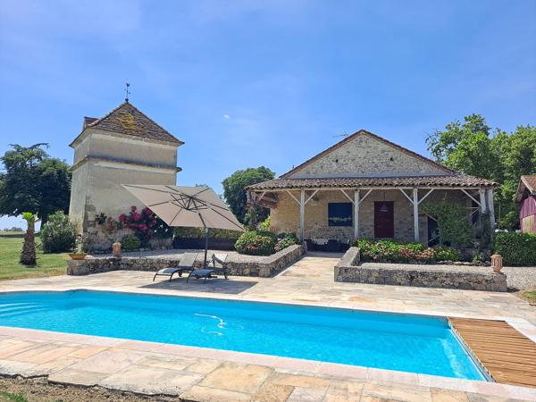 Élégant Domaine Équestre avec Maison de Maître, Deux Gîtes et 14 Hectares