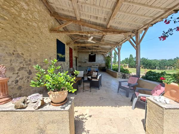 Élégant Domaine Équestre avec Maison de Maître, Deux Gîtes et 14 Hectares