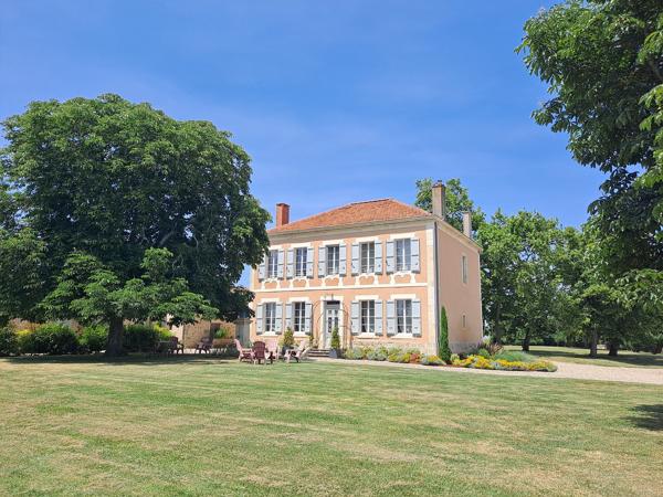 Élégant Domaine Équestre avec Maison de Maître, Deux Gîtes et 14 Hectares