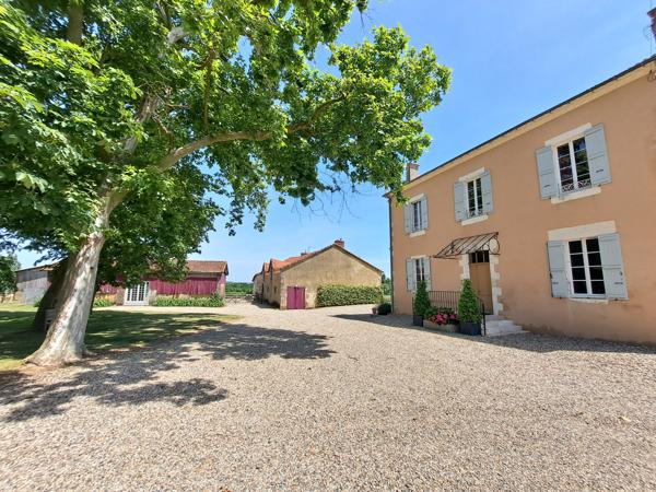Élégant Domaine Équestre avec Maison de Maître, Deux Gîtes et 14 Hectares