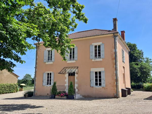 Élégant Domaine Équestre avec Maison de Maître, Deux Gîtes et 14 Hectares