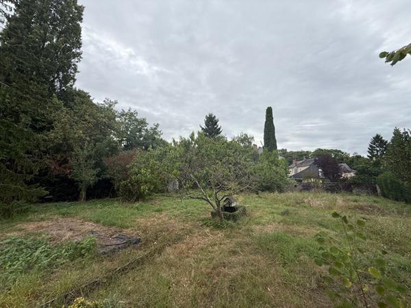 TERRAIN CONSTRUCTIBLE DE 814 m2, LA POUEZE