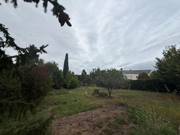 TERRAIN CONSTRUCTIBLE DE 814 m2, LA POUEZE