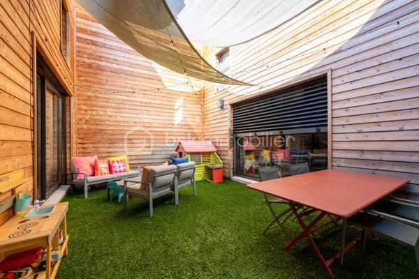 De l’espace pour recevoir, un patio pour s’isoler, une piscine pour profiter des beaux jours… À proximité immédiate du centre-ville de Roanne, cette maison de ville à l’esprit loft conjugue volumes remarquables et douceur de vivre, au calme, en retrait des axes passants.

Réhabilitée en 2021, elle développe environ une surface habitable de 224 m² habitables (surface carrez : 199 m²), sur un terrain clos et arboré de 746 m². Poutres apparentes, belles hauteurs sous plafond et larges ouvertures soulignent le caractère des lieux.

Au cœur de la maison, une pièce de vie d’environ 110 m² réunit cuisine équipée avec îlot central, espace repas et vaste salon. 

Ouverte sur le jardin et la piscine d’un côté, sur le patio intérieur de l’autre, elle invite à vivre autant dedans que dehors.

Le rez-de-chaussée accueille deux chambres donnant sur le patio, dont une suite parentale avec dressing et salle d’eau, ainsi qu’une buanderie et un WC indépendant.

À l’étage, une chambre, une salle de bains avec WC et une seconde pièce disposant d’un point d’eau et d’un WC permettent d’adapter les espaces à vos besoins : quatrième chambre, bureau ou salle de jeux.

À l’extérieur, terrasse, jardin et piscine au sel de 7 × 4 m composent un cadre idéal pour les repas d’été et les moments en famille. Un double carport avec espace de stockage à l’étage complète l’ensemble.

Classée A au DPE, la maison bénéficie d’une pompe à chaleur air/eau, d’un chauffage au sol, de menuiseries à double vitrage renforcé et d’un portail motorisé.

À proximité des écoles, des commerces et de la gare, une maison pour ceux qui souhaitent profiter de la ville tout en conservant de l’espace et un véritable extérieur.