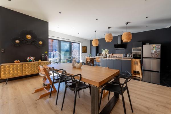 De l’espace pour recevoir, un patio pour s’isoler, une piscine pour profiter des beaux jours… À proximité immédiate du centre-ville de Roanne, cette maison de ville à l’esprit loft conjugue volumes remarquables et douceur de vivre, au calme, en retrait des axes passants.

Réhabilitée en 2021, elle développe environ une surface habitable de 224 m² habitables (surface carrez : 199 m²), sur un terrain clos et arboré de 746 m². Poutres apparentes, belles hauteurs sous plafond et larges ouvertures soulignent le caractère des lieux.

Au cœur de la maison, une pièce de vie d’environ 110 m² réunit cuisine équipée avec îlot central, espace repas et vaste salon. 

Ouverte sur le jardin et la piscine d’un côté, sur le patio intérieur de l’autre, elle invite à vivre autant dedans que dehors.

Le rez-de-chaussée accueille deux chambres donnant sur le patio, dont une suite parentale avec dressing et salle d’eau, ainsi qu’une buanderie et un WC indépendant.

À l’étage, une chambre, une salle de bains avec WC et une seconde pièce disposant d’un point d’eau et d’un WC permettent d’adapter les espaces à vos besoins : quatrième chambre, bureau ou salle de jeux.

À l’extérieur, terrasse, jardin et piscine au sel de 7 × 4 m composent un cadre idéal pour les repas d’été et les moments en famille. Un double carport avec espace de stockage à l’étage complète l’ensemble.

Classée A au DPE, la maison bénéficie d’une pompe à chaleur air/eau, d’un chauffage au sol, de menuiseries à double vitrage renforcé et d’un portail motorisé.

À proximité des écoles, des commerces et de la gare, une maison pour ceux qui souhaitent profiter de la ville tout en conservant de l’espace et un véritable extérieur.