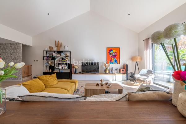 De l’espace pour recevoir, un patio pour s’isoler, une piscine pour profiter des beaux jours… À proximité immédiate du centre-ville de Roanne, cette maison de ville à l’esprit loft conjugue volumes remarquables et douceur de vivre, au calme, en retrait des axes passants.

Réhabilitée en 2021, elle développe environ une surface habitable de 224 m² habitables (surface carrez : 199 m²), sur un terrain clos et arboré de 746 m². Poutres apparentes, belles hauteurs sous plafond et larges ouvertures soulignent le caractère des lieux.

Au cœur de la maison, une pièce de vie d’environ 110 m² réunit cuisine équipée avec îlot central, espace repas et vaste salon. 

Ouverte sur le jardin et la piscine d’un côté, sur le patio intérieur de l’autre, elle invite à vivre autant dedans que dehors.

Le rez-de-chaussée accueille deux chambres donnant sur le patio, dont une suite parentale avec dressing et salle d’eau, ainsi qu’une buanderie et un WC indépendant.

À l’étage, une chambre, une salle de bains avec WC et une seconde pièce disposant d’un point d’eau et d’un WC permettent d’adapter les espaces à vos besoins : quatrième chambre, bureau ou salle de jeux.

À l’extérieur, terrasse, jardin et piscine au sel de 7 × 4 m composent un cadre idéal pour les repas d’été et les moments en famille. Un double carport avec espace de stockage à l’étage complète l’ensemble.

Classée A au DPE, la maison bénéficie d’une pompe à chaleur air/eau, d’un chauffage au sol, de menuiseries à double vitrage renforcé et d’un portail motorisé.

À proximité des écoles, des commerces et de la gare, une maison pour ceux qui souhaitent profiter de la ville tout en conservant de l’espace et un véritable extérieur.