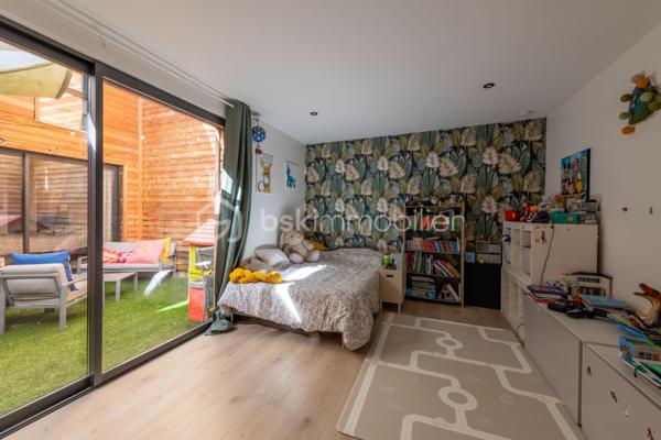De l’espace pour recevoir, un patio pour s’isoler, une piscine pour profiter des beaux jours… À proximité immédiate du centre-ville de Roanne, cette maison de ville à l’esprit loft conjugue volumes remarquables et douceur de vivre, au calme, en retrait des axes passants.

Réhabilitée en 2021, elle développe environ une surface habitable de 224 m² habitables (surface carrez : 199 m²), sur un terrain clos et arboré de 746 m². Poutres apparentes, belles hauteurs sous plafond et larges ouvertures soulignent le caractère des lieux.

Au cœur de la maison, une pièce de vie d’environ 110 m² réunit cuisine équipée avec îlot central, espace repas et vaste salon. 

Ouverte sur le jardin et la piscine d’un côté, sur le patio intérieur de l’autre, elle invite à vivre autant dedans que dehors.

Le rez-de-chaussée accueille deux chambres donnant sur le patio, dont une suite parentale avec dressing et salle d’eau, ainsi qu’une buanderie et un WC indépendant.

À l’étage, une chambre, une salle de bains avec WC et une seconde pièce disposant d’un point d’eau et d’un WC permettent d’adapter les espaces à vos besoins : quatrième chambre, bureau ou salle de jeux.

À l’extérieur, terrasse, jardin et piscine au sel de 7 × 4 m composent un cadre idéal pour les repas d’été et les moments en famille. Un double carport avec espace de stockage à l’étage complète l’ensemble.

Classée A au DPE, la maison bénéficie d’une pompe à chaleur air/eau, d’un chauffage au sol, de menuiseries à double vitrage renforcé et d’un portail motorisé.

À proximité des écoles, des commerces et de la gare, une maison pour ceux qui souhaitent profiter de la ville tout en conservant de l’espace et un véritable extérieur.