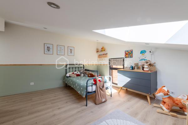 De l’espace pour recevoir, un patio pour s’isoler, une piscine pour profiter des beaux jours… À proximité immédiate du centre-ville de Roanne, cette maison de ville à l’esprit loft conjugue volumes remarquables et douceur de vivre, au calme, en retrait des axes passants.

Réhabilitée en 2021, elle développe environ une surface habitable de 224 m² habitables (surface carrez : 199 m²), sur un terrain clos et arboré de 746 m². Poutres apparentes, belles hauteurs sous plafond et larges ouvertures soulignent le caractère des lieux.

Au cœur de la maison, une pièce de vie d’environ 110 m² réunit cuisine équipée avec îlot central, espace repas et vaste salon. 

Ouverte sur le jardin et la piscine d’un côté, sur le patio intérieur de l’autre, elle invite à vivre autant dedans que dehors.

Le rez-de-chaussée accueille deux chambres donnant sur le patio, dont une suite parentale avec dressing et salle d’eau, ainsi qu’une buanderie et un WC indépendant.

À l’étage, une chambre, une salle de bains avec WC et une seconde pièce disposant d’un point d’eau et d’un WC permettent d’adapter les espaces à vos besoins : quatrième chambre, bureau ou salle de jeux.

À l’extérieur, terrasse, jardin et piscine au sel de 7 × 4 m composent un cadre idéal pour les repas d’été et les moments en famille. Un double carport avec espace de stockage à l’étage complète l’ensemble.

Classée A au DPE, la maison bénéficie d’une pompe à chaleur air/eau, d’un chauffage au sol, de menuiseries à double vitrage renforcé et d’un portail motorisé.

À proximité des écoles, des commerces et de la gare, une maison pour ceux qui souhaitent profiter de la ville tout en conservant de l’espace et un véritable extérieur.