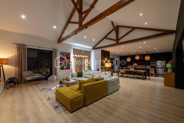 De l’espace pour recevoir, un patio pour s’isoler, une piscine pour profiter des beaux jours… À proximité immédiate du centre-ville de Roanne, cette maison de ville à l’esprit loft conjugue volumes remarquables et douceur de vivre, au calme, en retrait des axes passants.

Réhabilitée en 2021, elle développe environ une surface habitable de 224 m² habitables (surface carrez : 199 m²), sur un terrain clos et arboré de 746 m². Poutres apparentes, belles hauteurs sous plafond et larges ouvertures soulignent le caractère des lieux.

Au cœur de la maison, une pièce de vie d’environ 110 m² réunit cuisine équipée avec îlot central, espace repas et vaste salon. 

Ouverte sur le jardin et la piscine d’un côté, sur le patio intérieur de l’autre, elle invite à vivre autant dedans que dehors.

Le rez-de-chaussée accueille deux chambres donnant sur le patio, dont une suite parentale avec dressing et salle d’eau, ainsi qu’une buanderie et un WC indépendant.

À l’étage, une chambre, une salle de bains avec WC et une seconde pièce disposant d’un point d’eau et d’un WC permettent d’adapter les espaces à vos besoins : quatrième chambre, bureau ou salle de jeux.

À l’extérieur, terrasse, jardin et piscine au sel de 7 × 4 m composent un cadre idéal pour les repas d’été et les moments en famille. Un double carport avec espace de stockage à l’étage complète l’ensemble.

Classée A au DPE, la maison bénéficie d’une pompe à chaleur air/eau, d’un chauffage au sol, de menuiseries à double vitrage renforcé et d’un portail motorisé.

À proximité des écoles, des commerces et de la gare, une maison pour ceux qui souhaitent profiter de la ville tout en conservant de l’espace et un véritable extérieur.