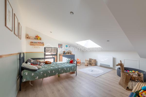 De l’espace pour recevoir, un patio pour s’isoler, une piscine pour profiter des beaux jours… À proximité immédiate du centre-ville de Roanne, cette maison de ville à l’esprit loft conjugue volumes remarquables et douceur de vivre, au calme, en retrait des axes passants.

Réhabilitée en 2021, elle développe environ une surface habitable de 224 m² habitables (surface carrez : 199 m²), sur un terrain clos et arboré de 746 m². Poutres apparentes, belles hauteurs sous plafond et larges ouvertures soulignent le caractère des lieux.

Au cœur de la maison, une pièce de vie d’environ 110 m² réunit cuisine équipée avec îlot central, espace repas et vaste salon. 

Ouverte sur le jardin et la piscine d’un côté, sur le patio intérieur de l’autre, elle invite à vivre autant dedans que dehors.

Le rez-de-chaussée accueille deux chambres donnant sur le patio, dont une suite parentale avec dressing et salle d’eau, ainsi qu’une buanderie et un WC indépendant.

À l’étage, une chambre, une salle de bains avec WC et une seconde pièce disposant d’un point d’eau et d’un WC permettent d’adapter les espaces à vos besoins : quatrième chambre, bureau ou salle de jeux.

À l’extérieur, terrasse, jardin et piscine au sel de 7 × 4 m composent un cadre idéal pour les repas d’été et les moments en famille. Un double carport avec espace de stockage à l’étage complète l’ensemble.

Classée A au DPE, la maison bénéficie d’une pompe à chaleur air/eau, d’un chauffage au sol, de menuiseries à double vitrage renforcé et d’un portail motorisé.

À proximité des écoles, des commerces et de la gare, une maison pour ceux qui souhaitent profiter de la ville tout en conservant de l’espace et un véritable extérieur.