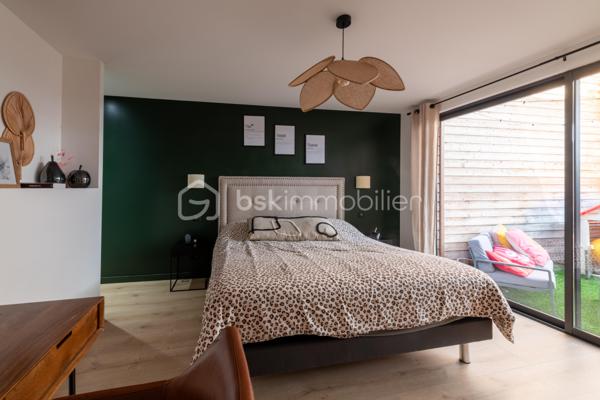 De l’espace pour recevoir, un patio pour s’isoler, une piscine pour profiter des beaux jours… À proximité immédiate du centre-ville de Roanne, cette maison de ville à l’esprit loft conjugue volumes remarquables et douceur de vivre, au calme, en retrait des axes passants.

Réhabilitée en 2021, elle développe environ une surface habitable de 224 m² habitables (surface carrez : 199 m²), sur un terrain clos et arboré de 746 m². Poutres apparentes, belles hauteurs sous plafond et larges ouvertures soulignent le caractère des lieux.

Au cœur de la maison, une pièce de vie d’environ 110 m² réunit cuisine équipée avec îlot central, espace repas et vaste salon. 

Ouverte sur le jardin et la piscine d’un côté, sur le patio intérieur de l’autre, elle invite à vivre autant dedans que dehors.

Le rez-de-chaussée accueille deux chambres donnant sur le patio, dont une suite parentale avec dressing et salle d’eau, ainsi qu’une buanderie et un WC indépendant.

À l’étage, une chambre, une salle de bains avec WC et une seconde pièce disposant d’un point d’eau et d’un WC permettent d’adapter les espaces à vos besoins : quatrième chambre, bureau ou salle de jeux.

À l’extérieur, terrasse, jardin et piscine au sel de 7 × 4 m composent un cadre idéal pour les repas d’été et les moments en famille. Un double carport avec espace de stockage à l’étage complète l’ensemble.

Classée A au DPE, la maison bénéficie d’une pompe à chaleur air/eau, d’un chauffage au sol, de menuiseries à double vitrage renforcé et d’un portail motorisé.

À proximité des écoles, des commerces et de la gare, une maison pour ceux qui souhaitent profiter de la ville tout en conservant de l’espace et un véritable extérieur.