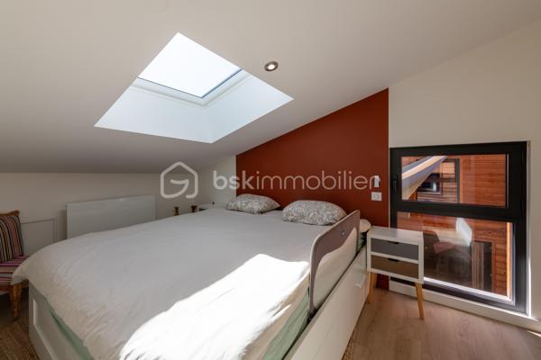 De l’espace pour recevoir, un patio pour s’isoler, une piscine pour profiter des beaux jours… À proximité immédiate du centre-ville de Roanne, cette maison de ville à l’esprit loft conjugue volumes remarquables et douceur de vivre, au calme, en retrait des axes passants.

Réhabilitée en 2021, elle développe environ une surface habitable de 224 m² habitables (surface carrez : 199 m²), sur un terrain clos et arboré de 746 m². Poutres apparentes, belles hauteurs sous plafond et larges ouvertures soulignent le caractère des lieux.

Au cœur de la maison, une pièce de vie d’environ 110 m² réunit cuisine équipée avec îlot central, espace repas et vaste salon. 

Ouverte sur le jardin et la piscine d’un côté, sur le patio intérieur de l’autre, elle invite à vivre autant dedans que dehors.

Le rez-de-chaussée accueille deux chambres donnant sur le patio, dont une suite parentale avec dressing et salle d’eau, ainsi qu’une buanderie et un WC indépendant.

À l’étage, une chambre, une salle de bains avec WC et une seconde pièce disposant d’un point d’eau et d’un WC permettent d’adapter les espaces à vos besoins : quatrième chambre, bureau ou salle de jeux.

À l’extérieur, terrasse, jardin et piscine au sel de 7 × 4 m composent un cadre idéal pour les repas d’été et les moments en famille. Un double carport avec espace de stockage à l’étage complète l’ensemble.

Classée A au DPE, la maison bénéficie d’une pompe à chaleur air/eau, d’un chauffage au sol, de menuiseries à double vitrage renforcé et d’un portail motorisé.

À proximité des écoles, des commerces et de la gare, une maison pour ceux qui souhaitent profiter de la ville tout en conservant de l’espace et un véritable extérieur.