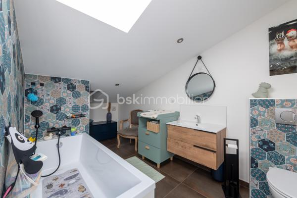 De l’espace pour recevoir, un patio pour s’isoler, une piscine pour profiter des beaux jours… À proximité immédiate du centre-ville de Roanne, cette maison de ville à l’esprit loft conjugue volumes remarquables et douceur de vivre, au calme, en retrait des axes passants.

Réhabilitée en 2021, elle développe environ une surface habitable de 224 m² habitables (surface carrez : 199 m²), sur un terrain clos et arboré de 746 m². Poutres apparentes, belles hauteurs sous plafond et larges ouvertures soulignent le caractère des lieux.

Au cœur de la maison, une pièce de vie d’environ 110 m² réunit cuisine équipée avec îlot central, espace repas et vaste salon. 

Ouverte sur le jardin et la piscine d’un côté, sur le patio intérieur de l’autre, elle invite à vivre autant dedans que dehors.

Le rez-de-chaussée accueille deux chambres donnant sur le patio, dont une suite parentale avec dressing et salle d’eau, ainsi qu’une buanderie et un WC indépendant.

À l’étage, une chambre, une salle de bains avec WC et une seconde pièce disposant d’un point d’eau et d’un WC permettent d’adapter les espaces à vos besoins : quatrième chambre, bureau ou salle de jeux.

À l’extérieur, terrasse, jardin et piscine au sel de 7 × 4 m composent un cadre idéal pour les repas d’été et les moments en famille. Un double carport avec espace de stockage à l’étage complète l’ensemble.

Classée A au DPE, la maison bénéficie d’une pompe à chaleur air/eau, d’un chauffage au sol, de menuiseries à double vitrage renforcé et d’un portail motorisé.

À proximité des écoles, des commerces et de la gare, une maison pour ceux qui souhaitent profiter de la ville tout en conservant de l’espace et un véritable extérieur.