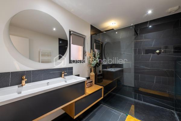 De l’espace pour recevoir, un patio pour s’isoler, une piscine pour profiter des beaux jours… À proximité immédiate du centre-ville de Roanne, cette maison de ville à l’esprit loft conjugue volumes remarquables et douceur de vivre, au calme, en retrait des axes passants.

Réhabilitée en 2021, elle développe environ une surface habitable de 224 m² habitables (surface carrez : 199 m²), sur un terrain clos et arboré de 746 m². Poutres apparentes, belles hauteurs sous plafond et larges ouvertures soulignent le caractère des lieux.

Au cœur de la maison, une pièce de vie d’environ 110 m² réunit cuisine équipée avec îlot central, espace repas et vaste salon. 

Ouverte sur le jardin et la piscine d’un côté, sur le patio intérieur de l’autre, elle invite à vivre autant dedans que dehors.

Le rez-de-chaussée accueille deux chambres donnant sur le patio, dont une suite parentale avec dressing et salle d’eau, ainsi qu’une buanderie et un WC indépendant.

À l’étage, une chambre, une salle de bains avec WC et une seconde pièce disposant d’un point d’eau et d’un WC permettent d’adapter les espaces à vos besoins : quatrième chambre, bureau ou salle de jeux.

À l’extérieur, terrasse, jardin et piscine au sel de 7 × 4 m composent un cadre idéal pour les repas d’été et les moments en famille. Un double carport avec espace de stockage à l’étage complète l’ensemble.

Classée A au DPE, la maison bénéficie d’une pompe à chaleur air/eau, d’un chauffage au sol, de menuiseries à double vitrage renforcé et d’un portail motorisé.

À proximité des écoles, des commerces et de la gare, une maison pour ceux qui souhaitent profiter de la ville tout en conservant de l’espace et un véritable extérieur.