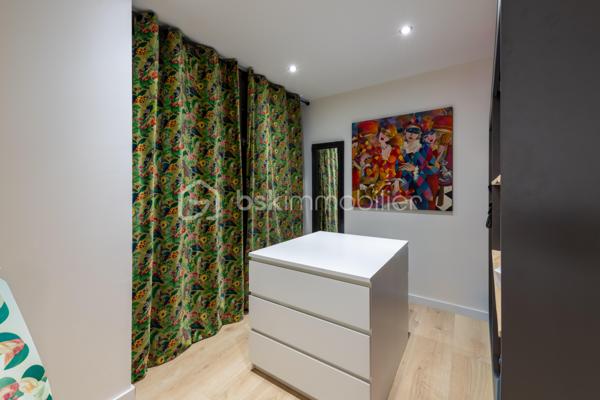 De l’espace pour recevoir, un patio pour s’isoler, une piscine pour profiter des beaux jours… À proximité immédiate du centre-ville de Roanne, cette maison de ville à l’esprit loft conjugue volumes remarquables et douceur de vivre, au calme, en retrait des axes passants.

Réhabilitée en 2021, elle développe environ une surface habitable de 224 m² habitables (surface carrez : 199 m²), sur un terrain clos et arboré de 746 m². Poutres apparentes, belles hauteurs sous plafond et larges ouvertures soulignent le caractère des lieux.

Au cœur de la maison, une pièce de vie d’environ 110 m² réunit cuisine équipée avec îlot central, espace repas et vaste salon. 

Ouverte sur le jardin et la piscine d’un côté, sur le patio intérieur de l’autre, elle invite à vivre autant dedans que dehors.

Le rez-de-chaussée accueille deux chambres donnant sur le patio, dont une suite parentale avec dressing et salle d’eau, ainsi qu’une buanderie et un WC indépendant.

À l’étage, une chambre, une salle de bains avec WC et une seconde pièce disposant d’un point d’eau et d’un WC permettent d’adapter les espaces à vos besoins : quatrième chambre, bureau ou salle de jeux.

À l’extérieur, terrasse, jardin et piscine au sel de 7 × 4 m composent un cadre idéal pour les repas d’été et les moments en famille. Un double carport avec espace de stockage à l’étage complète l’ensemble.

Classée A au DPE, la maison bénéficie d’une pompe à chaleur air/eau, d’un chauffage au sol, de menuiseries à double vitrage renforcé et d’un portail motorisé.

À proximité des écoles, des commerces et de la gare, une maison pour ceux qui souhaitent profiter de la ville tout en conservant de l’espace et un véritable extérieur.