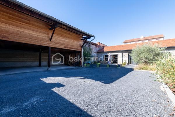 De l’espace pour recevoir, un patio pour s’isoler, une piscine pour profiter des beaux jours… À proximité immédiate du centre-ville de Roanne, cette maison de ville à l’esprit loft conjugue volumes remarquables et douceur de vivre, au calme, en retrait des axes passants.

Réhabilitée en 2021, elle développe environ une surface habitable de 224 m² habitables (surface carrez : 199 m²), sur un terrain clos et arboré de 746 m². Poutres apparentes, belles hauteurs sous plafond et larges ouvertures soulignent le caractère des lieux.

Au cœur de la maison, une pièce de vie d’environ 110 m² réunit cuisine équipée avec îlot central, espace repas et vaste salon. 

Ouverte sur le jardin et la piscine d’un côté, sur le patio intérieur de l’autre, elle invite à vivre autant dedans que dehors.

Le rez-de-chaussée accueille deux chambres donnant sur le patio, dont une suite parentale avec dressing et salle d’eau, ainsi qu’une buanderie et un WC indépendant.

À l’étage, une chambre, une salle de bains avec WC et une seconde pièce disposant d’un point d’eau et d’un WC permettent d’adapter les espaces à vos besoins : quatrième chambre, bureau ou salle de jeux.

À l’extérieur, terrasse, jardin et piscine au sel de 7 × 4 m composent un cadre idéal pour les repas d’été et les moments en famille. Un double carport avec espace de stockage à l’étage complète l’ensemble.

Classée A au DPE, la maison bénéficie d’une pompe à chaleur air/eau, d’un chauffage au sol, de menuiseries à double vitrage renforcé et d’un portail motorisé.

À proximité des écoles, des commerces et de la gare, une maison pour ceux qui souhaitent profiter de la ville tout en conservant de l’espace et un véritable extérieur.