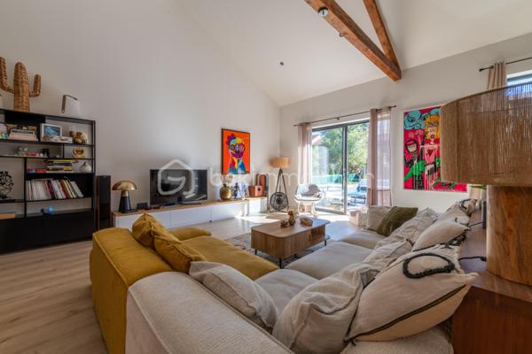 De l’espace pour recevoir, un patio pour s’isoler, une piscine pour profiter des beaux jours… À proximité immédiate du centre-ville de Roanne, cette maison de ville à l’esprit loft conjugue volumes remarquables et douceur de vivre, au calme, en retrait des axes passants.

Réhabilitée en 2021, elle développe environ une surface habitable de 224 m² habitables (surface carrez : 199 m²), sur un terrain clos et arboré de 746 m². Poutres apparentes, belles hauteurs sous plafond et larges ouvertures soulignent le caractère des lieux.

Au cœur de la maison, une pièce de vie d’environ 110 m² réunit cuisine équipée avec îlot central, espace repas et vaste salon. 

Ouverte sur le jardin et la piscine d’un côté, sur le patio intérieur de l’autre, elle invite à vivre autant dedans que dehors.

Le rez-de-chaussée accueille deux chambres donnant sur le patio, dont une suite parentale avec dressing et salle d’eau, ainsi qu’une buanderie et un WC indépendant.

À l’étage, une chambre, une salle de bains avec WC et une seconde pièce disposant d’un point d’eau et d’un WC permettent d’adapter les espaces à vos besoins : quatrième chambre, bureau ou salle de jeux.

À l’extérieur, terrasse, jardin et piscine au sel de 7 × 4 m composent un cadre idéal pour les repas d’été et les moments en famille. Un double carport avec espace de stockage à l’étage complète l’ensemble.

Classée A au DPE, la maison bénéficie d’une pompe à chaleur air/eau, d’un chauffage au sol, de menuiseries à double vitrage renforcé et d’un portail motorisé.

À proximité des écoles, des commerces et de la gare, une maison pour ceux qui souhaitent profiter de la ville tout en conservant de l’espace et un véritable extérieur.